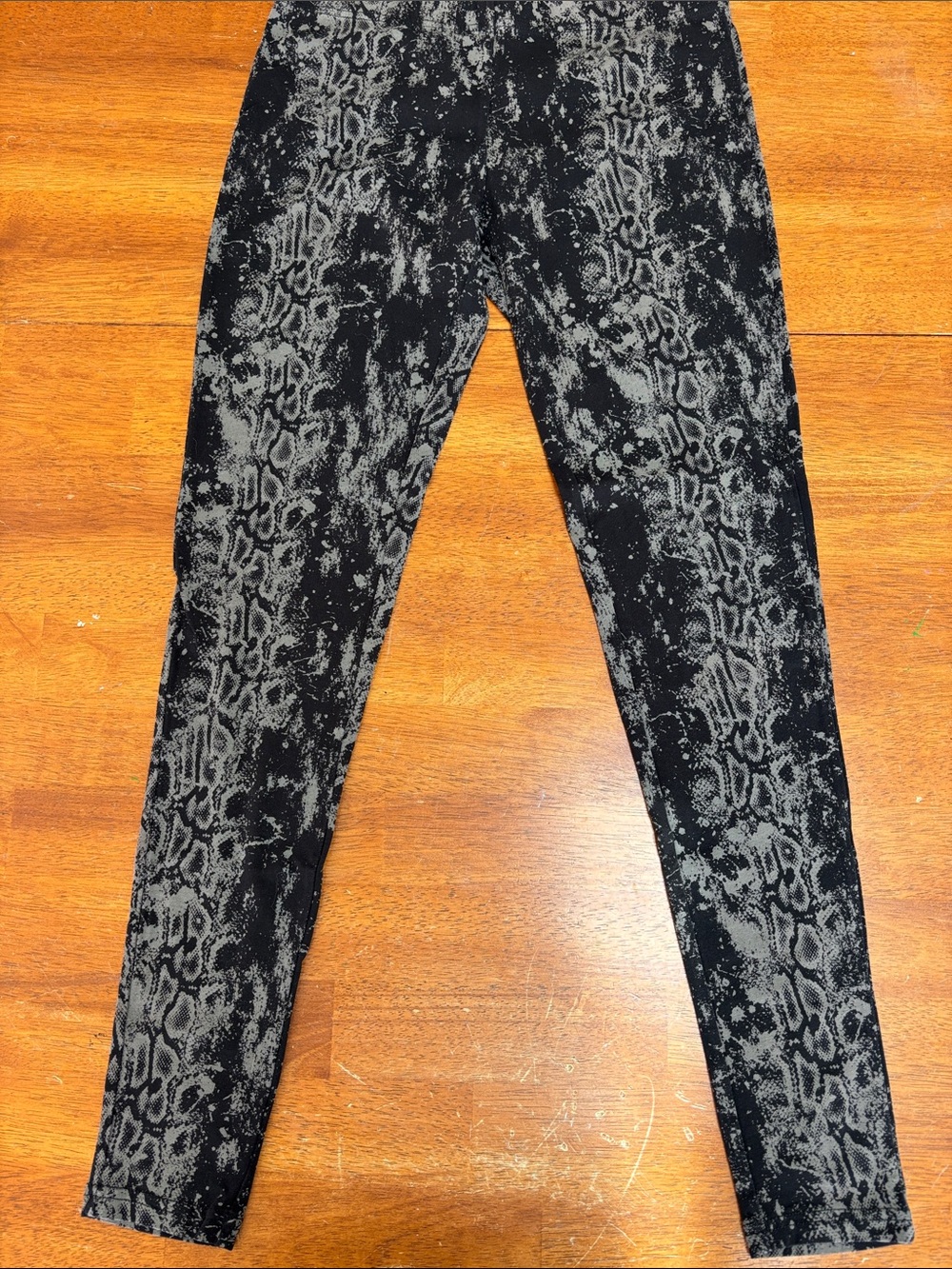 Abercrombie & Fitch Black and Gray Snake-Print Leggings